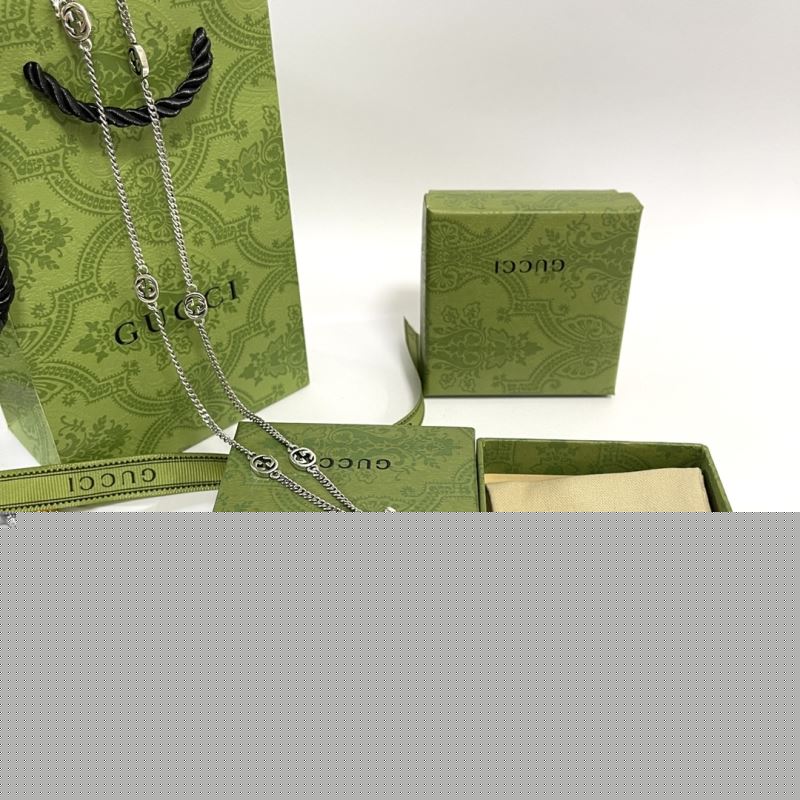 G*u*i necklaces
